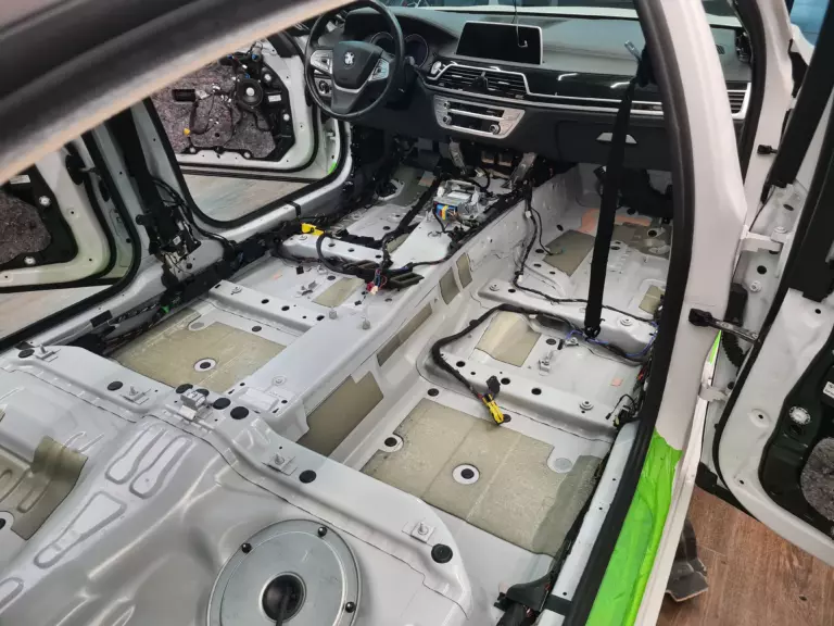 Шумоизоляция пола BMW 730-1