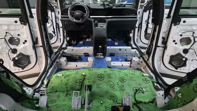 Шумоизоляция пола Geely Monjaro-3
