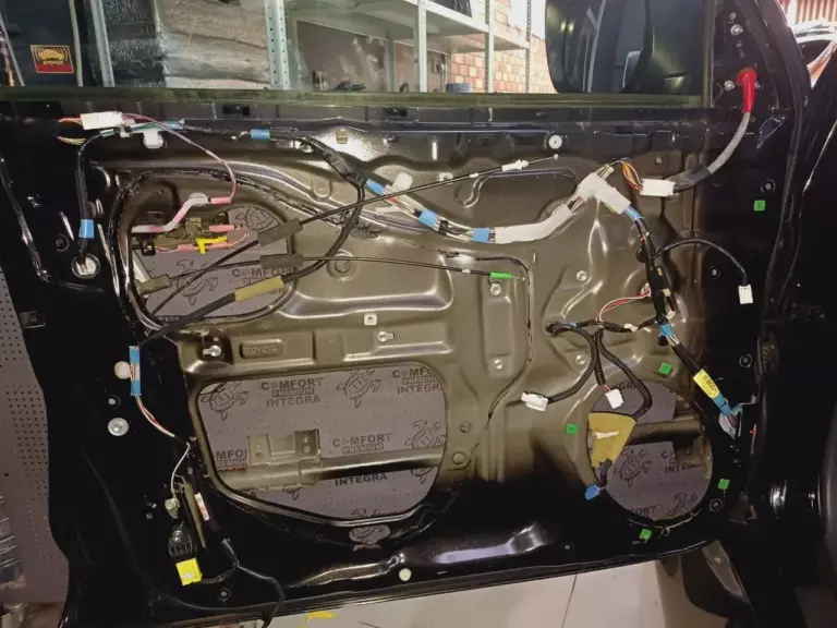 Шумоизоляция дверей Toyota Land Cruiser Prado-2