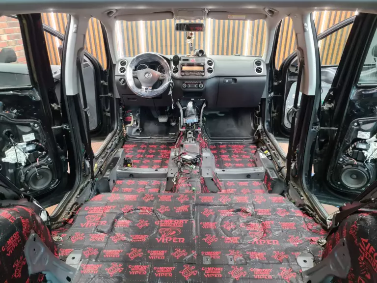 Шумоизоляция пола Volkswagen Tiguan-2