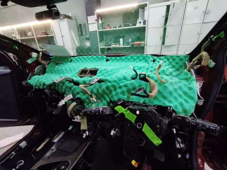 Шумоизоляция торпедо Nissan Note-3